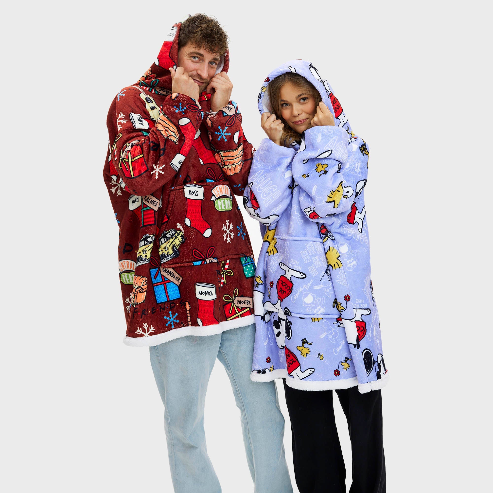 Roter Weihnachtspullover Herren mit Peanuts-Motiv und weißem Sherpa-Futter, blauer Weihnachtspyjama Damen mit Snoopy-Motiv.